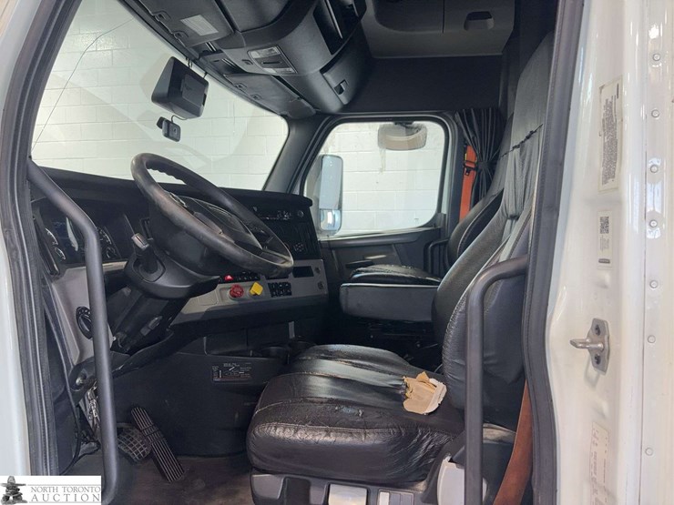 2021-freightliner-cascadia-t/a-sleeper-tractor-image-8