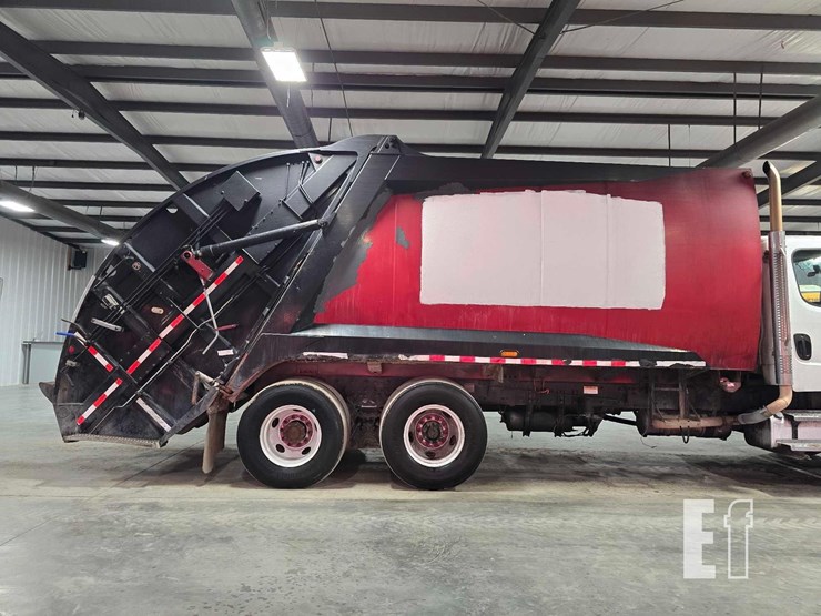2010-freightliner-business-class-m2-106-image-19