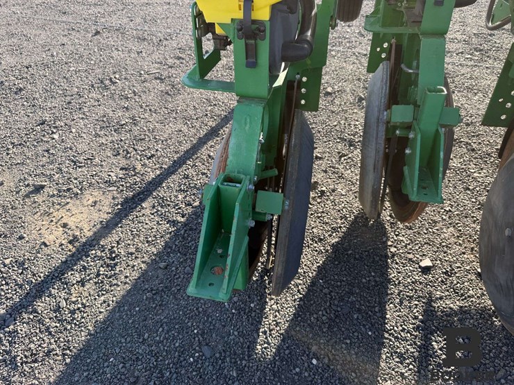 john-deere-1700-planter-image-25