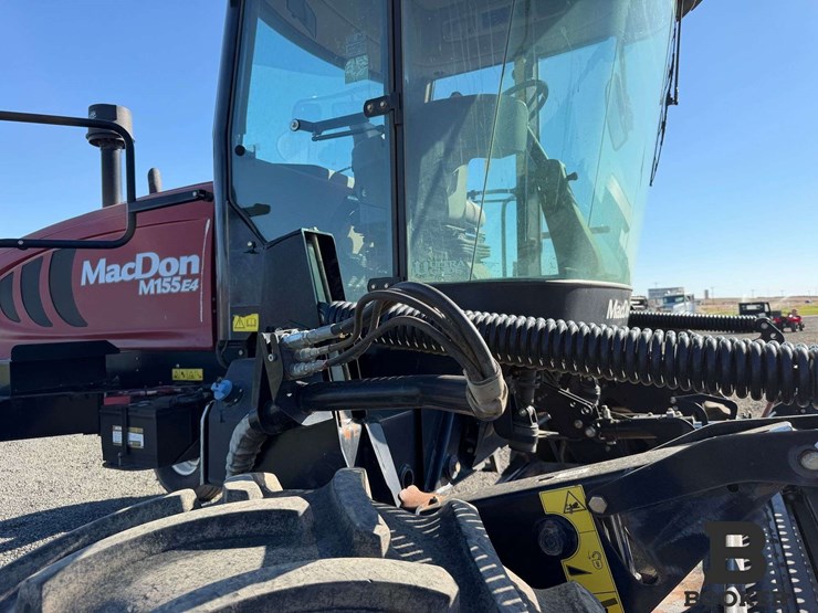 2016-macdon-m155e4-windrower-image-60