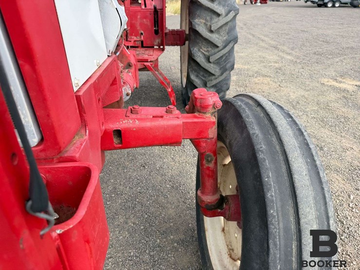 international-584-tractor-image-11