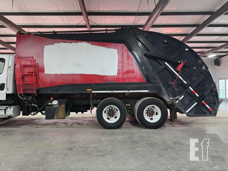 2010-freightliner-business-class-m2-106-image-17