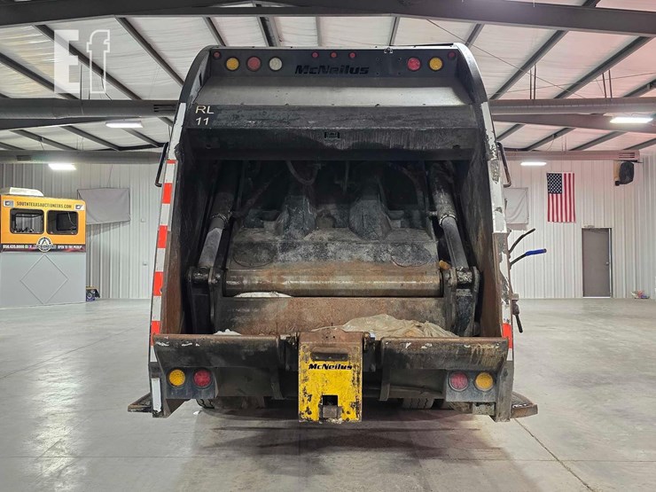 2010-freightliner-business-class-m2-106-image-8