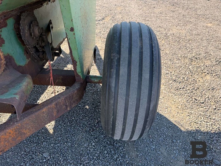 john-deere-301-fertilizer-spreader-image-23