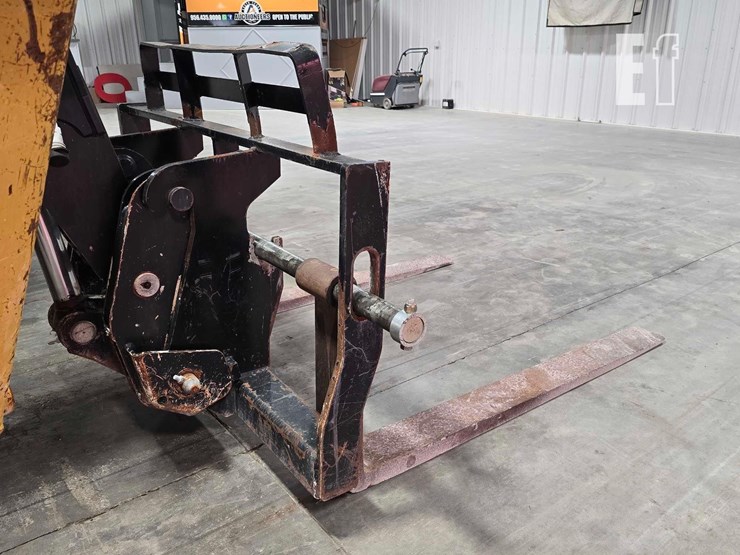 2018-caterpillar-tl1055d-image-11
