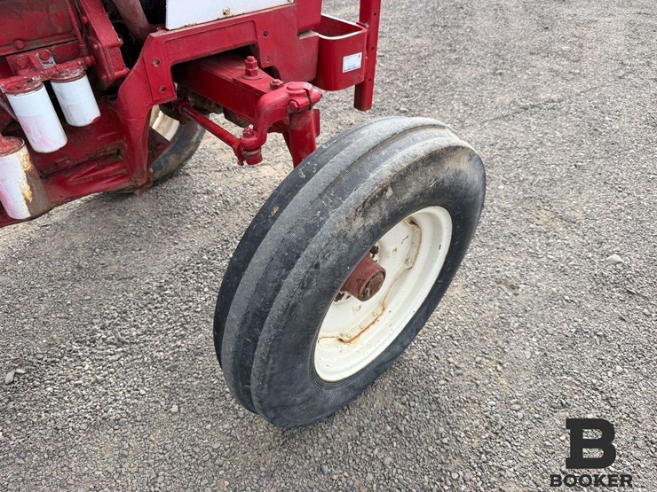 international-584-tractor-image-39