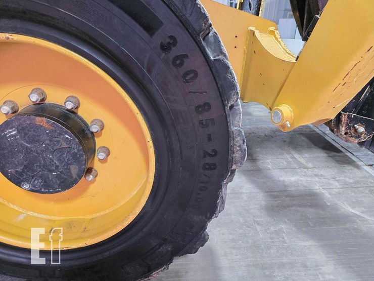2018-caterpillar-tl1055d-image-27