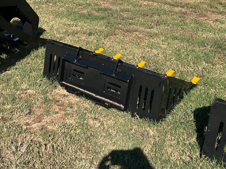 #193-•-mini-skid-steer-rock-bucket-image-3