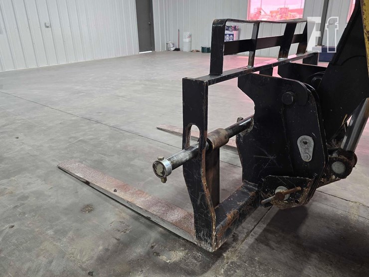 2018-caterpillar-tl1055d-image-12