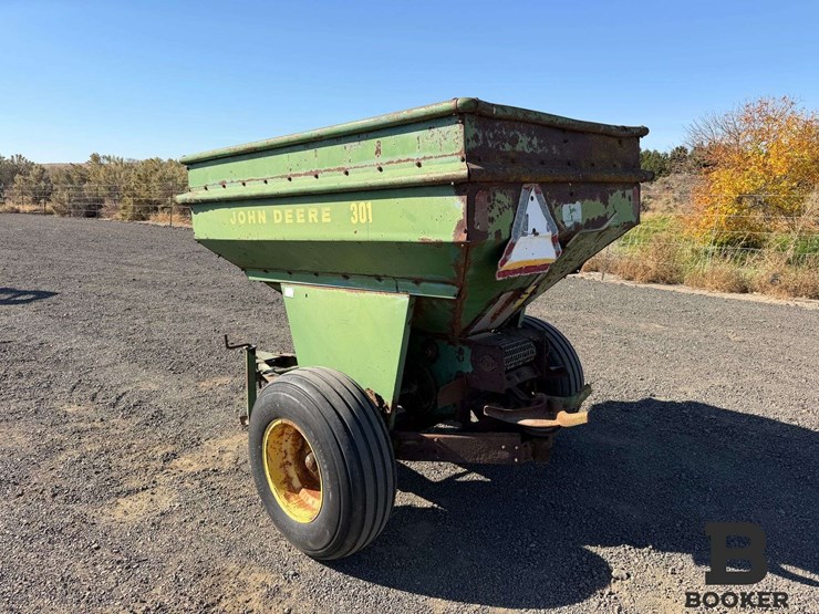 john-deere-301-fertilizer-spreader-image-3