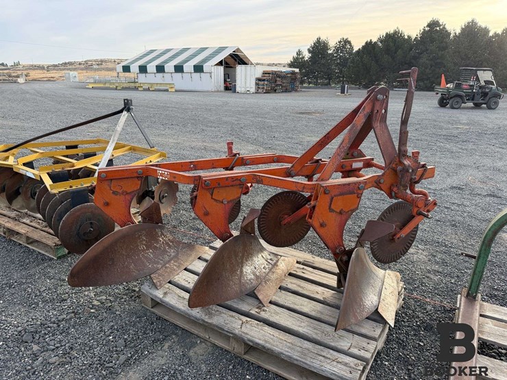 j.i.-case-6000-3-bottom-moldboard-plow-image-3