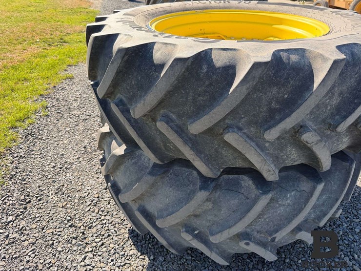 2011-john-deere-8360r-tractor-image-125