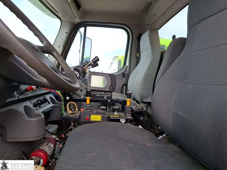 non-operable-2014-freightliner-114-sd-t/a-sander-dump-truck-image-6