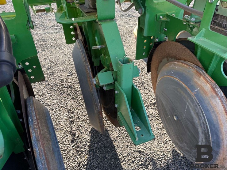 john-deere-1700-planter-image-28