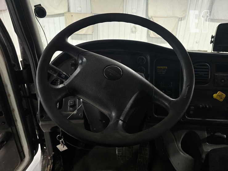 2010-freightliner-business-class-m2-106-image-10