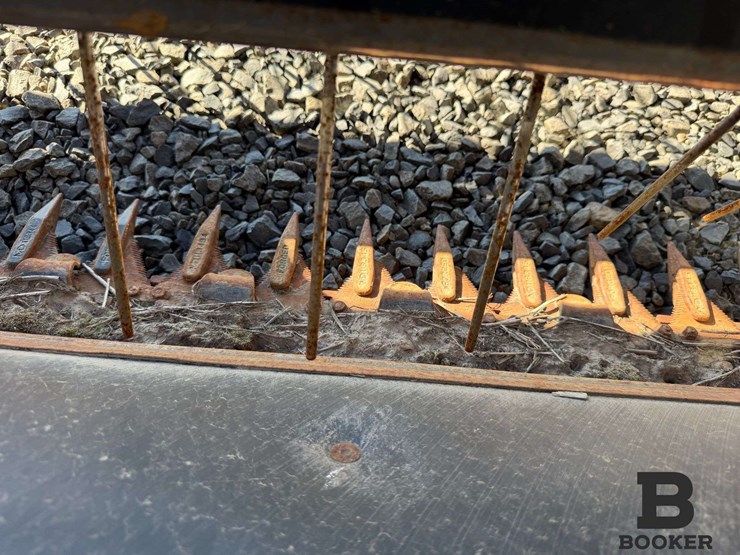 2016-macdon-m155e4-windrower-image-16