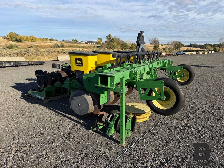 john-deere-1700-planter-image-7