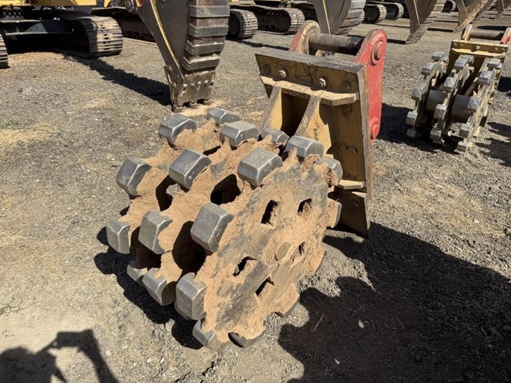 cat-24"-excavator-compaction-wheel-image-3