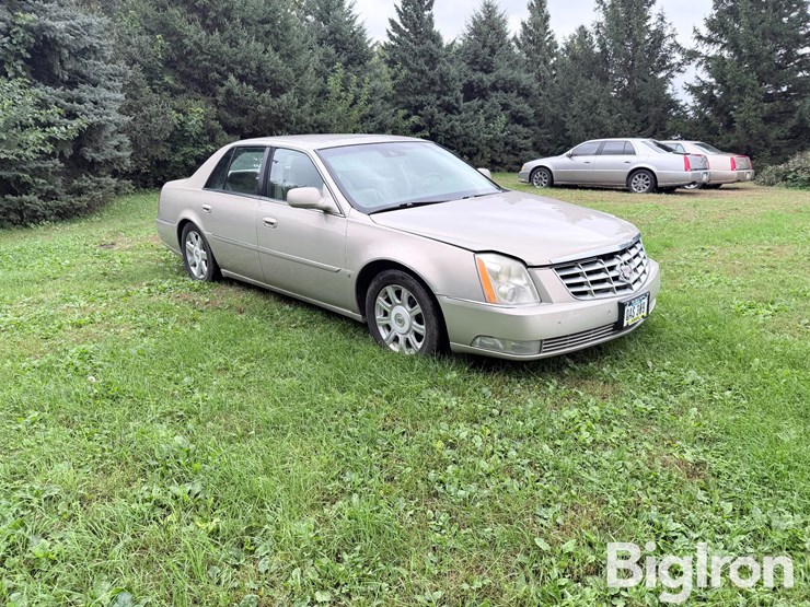 2008-cadillac-dts-sedan-image-3