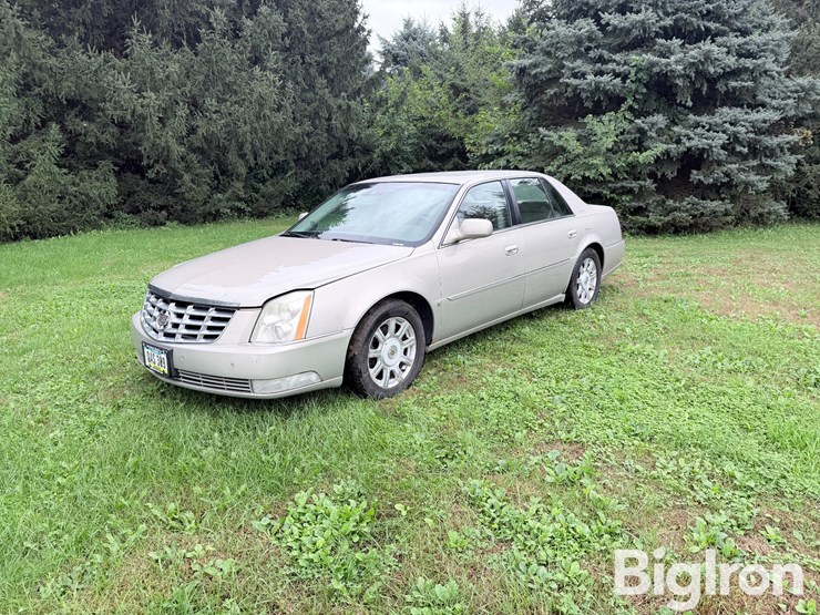 2008-cadillac-dts-sedan-image-1