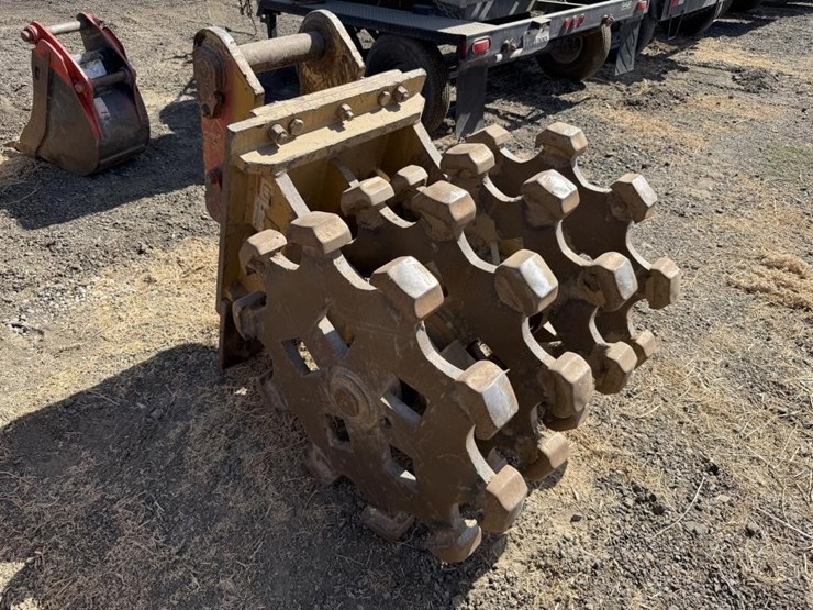cat-36"-excavator-compaction-wheel-image-4