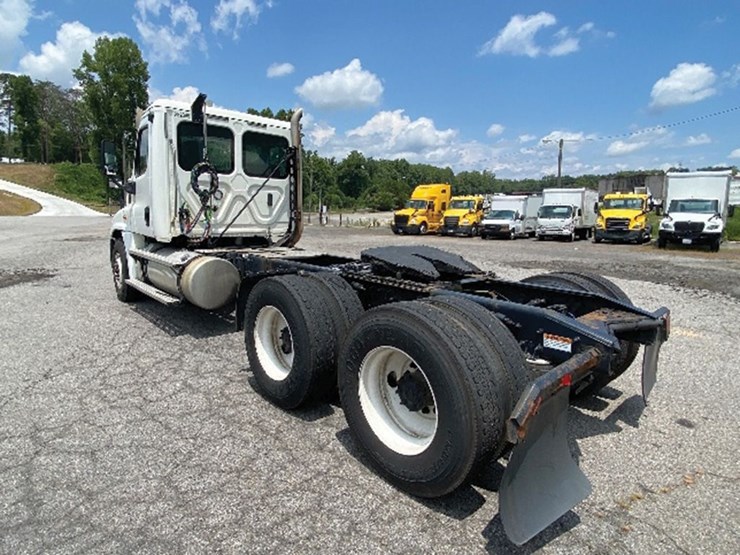 2020-freightliner-cascadia-125-image-2