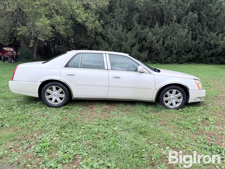 2007-cadillac-dts-sedan-image-4