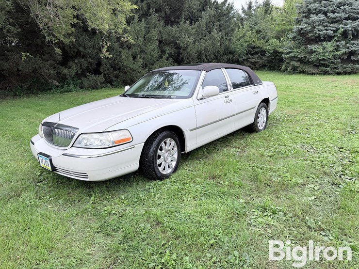 2007-lincoln-town-car-signature-limited-sedan-image-1