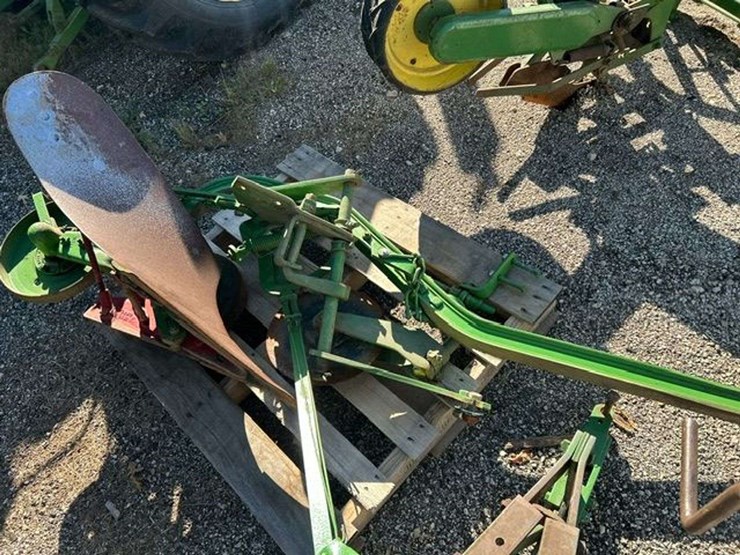john-deere-1-bottom-plow-image-1
