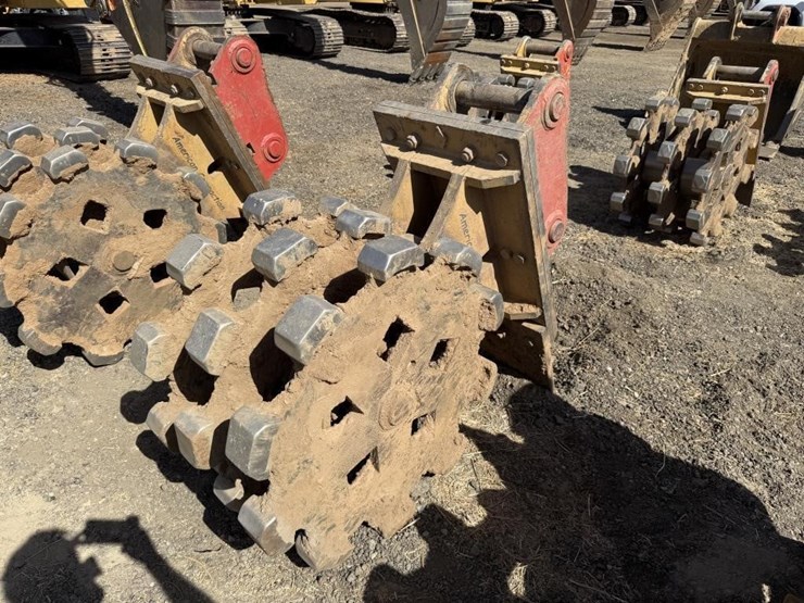 cat-24"-excavator-compaction-wheel-image-3
