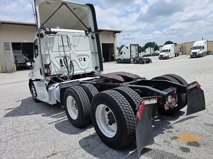 2020-freightliner-cascadia-126-image-2