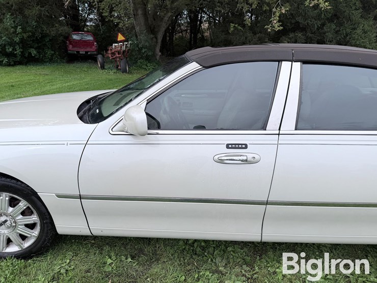 2007-lincoln-town-car-signature-limited-sedan-image-10