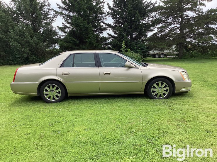 2006-cadillac-dts-4-door-sedan-image-4