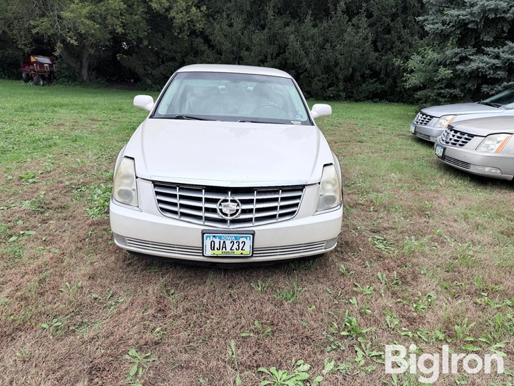 2007-cadillac-dts-sedan-image-2