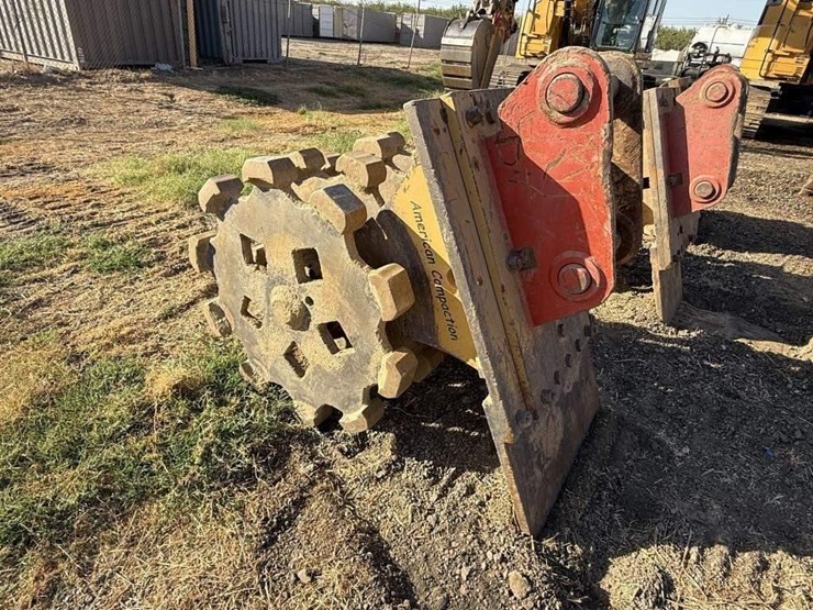 cat-36"-excavator-compaction-wheel-image-1