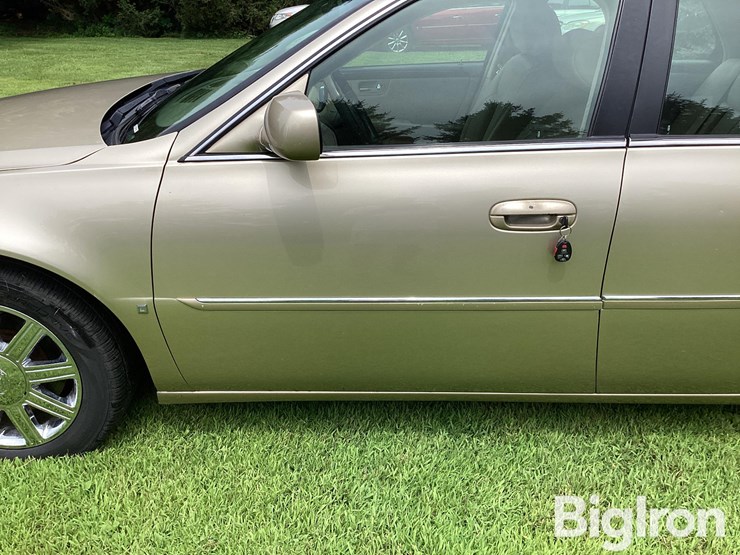 2006-cadillac-dts-4-door-sedan-image-10
