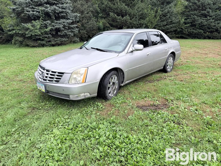 2006-cadillac-dts-luxury-i-sedan-image-1
