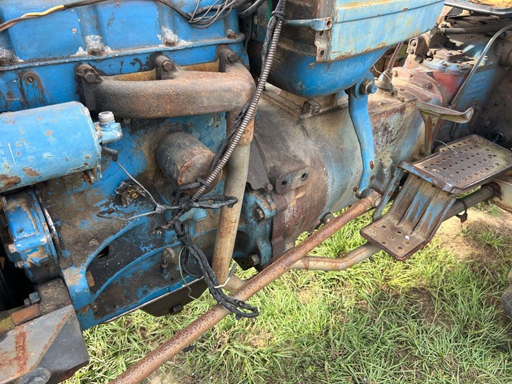 ford-4000-diesel-tractor-w/-canopy-(3,400-hours)-not-operational-image-11