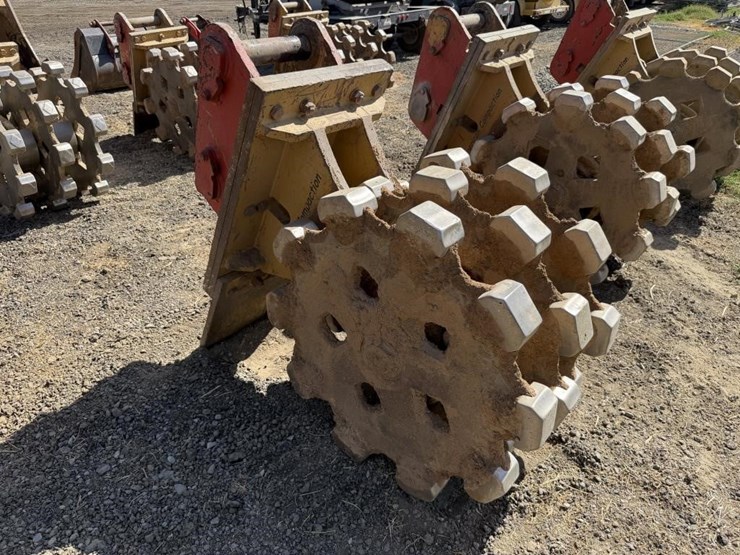 cat-24"-excavator-compaction-wheel-image-4