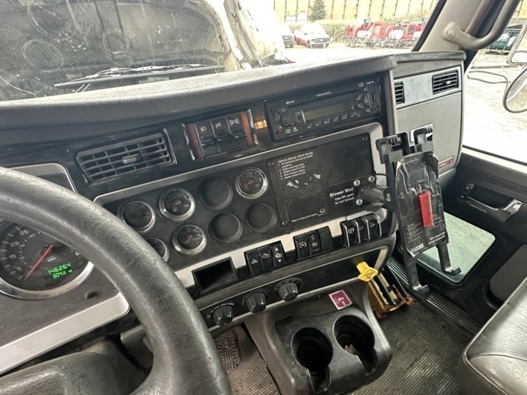 2014-kenworth-t800-image-30