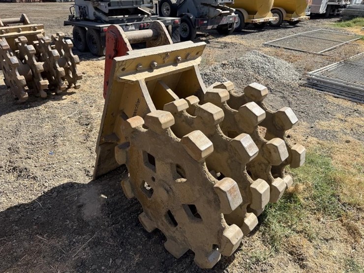 cat-36"-excavator-compaction-wheel-image-4