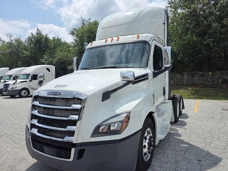 2020-freightliner-cascadia-126-image-1
