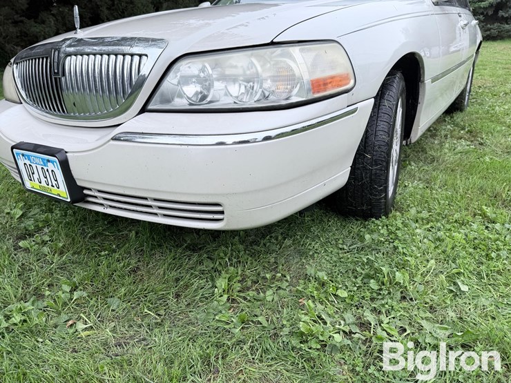 2007-lincoln-town-car-signature-limited-sedan-image-19