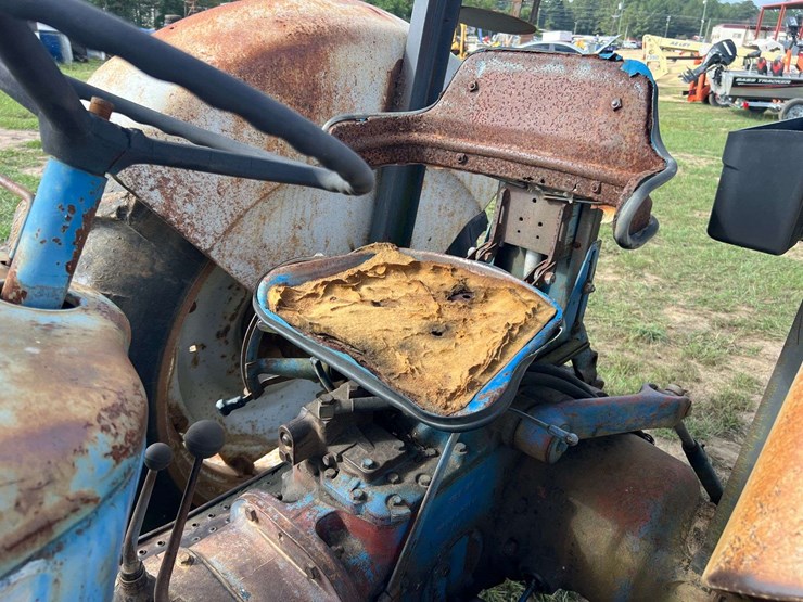 ford-4000-diesel-tractor-w/-canopy-(3,400-hours)-not-operational-image-19