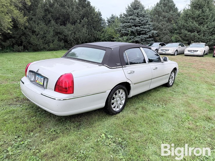 2007-lincoln-town-car-signature-limited-sedan-image-5