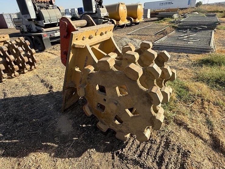 cat-36"-excavator-compaction-wheel-image-2