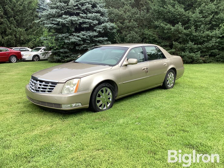 2006-cadillac-dts-4-door-sedan-image-1