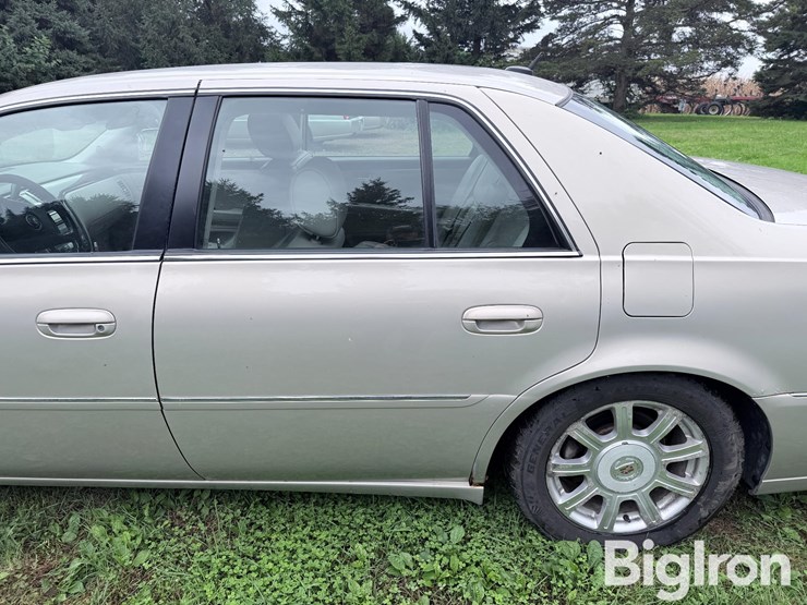 2008-cadillac-dts-sedan-image-11