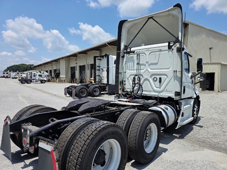2020-freightliner-cascadia-126-image-2