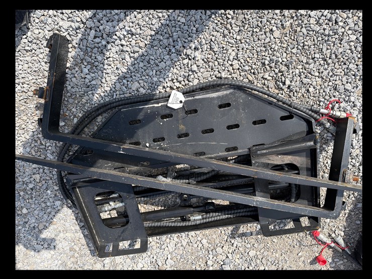 #684-•-skid-steer-48”-hydraulic-pallet-forks-image-1